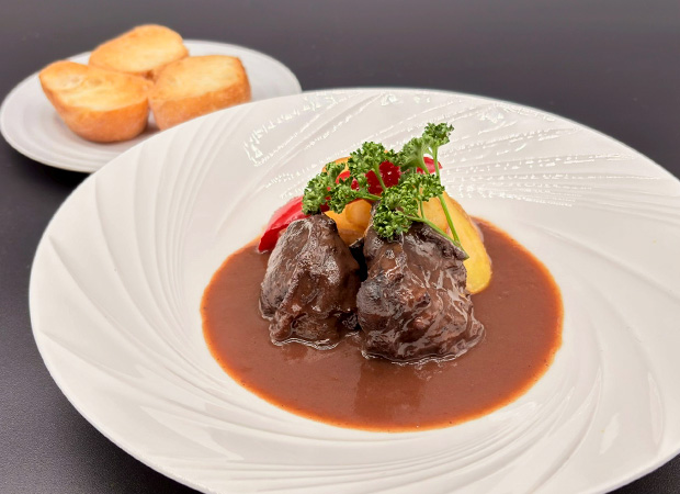 国産牛ほほ肉の赤ワイン煮込み